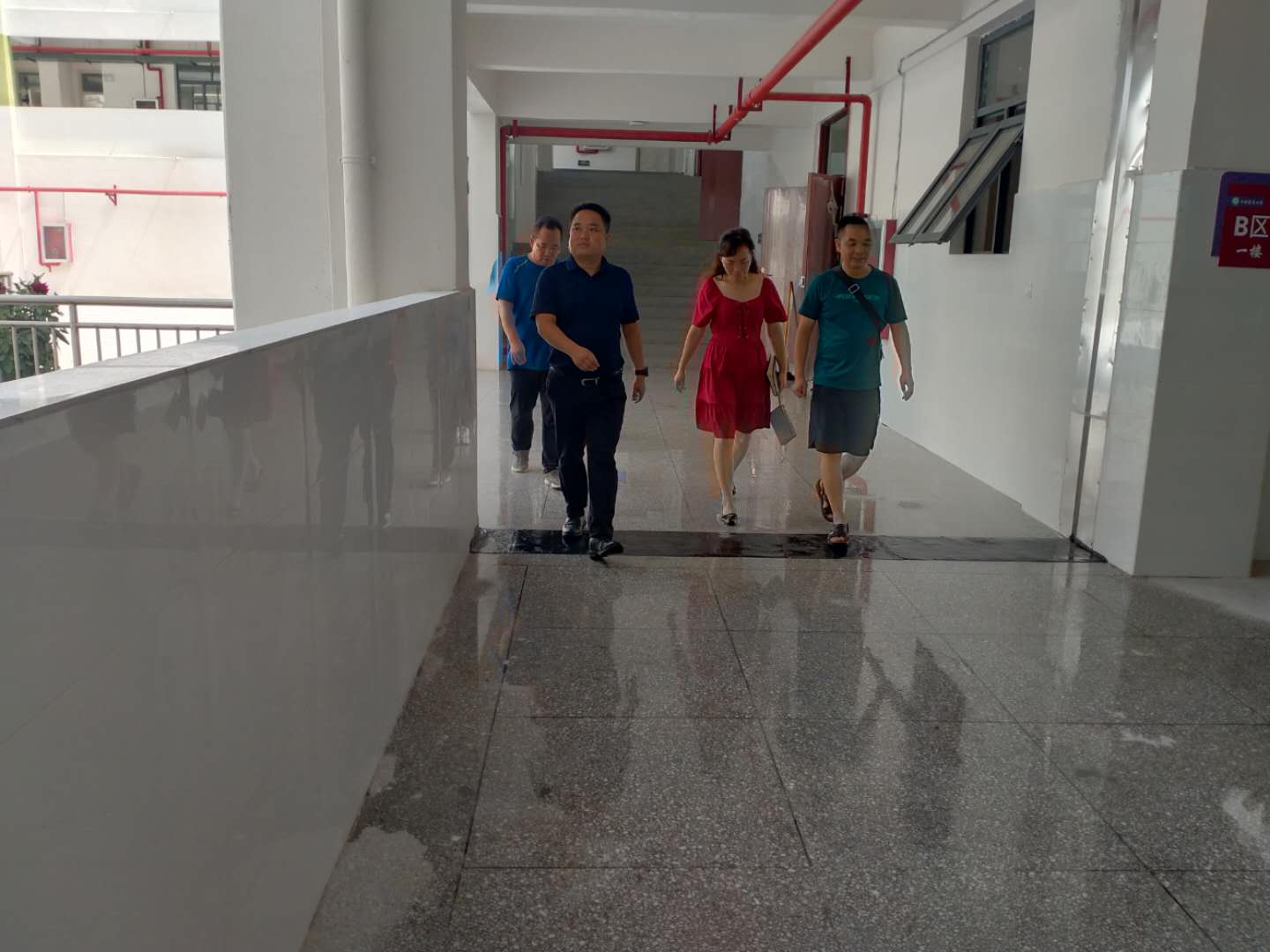 福泉市人民政府王橋順副市長到堡子小學調(diào)研項目工程建設掃尾工作